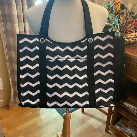 thirty-one | Bags | Thirty One Large Black And White Chevron  Thirty-One Black and White Chevron Bag main image 0